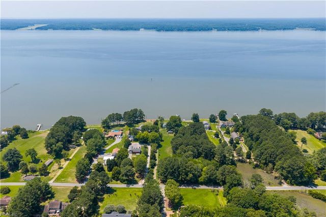 5084 Weaver LN, Gloucester, VA 23061