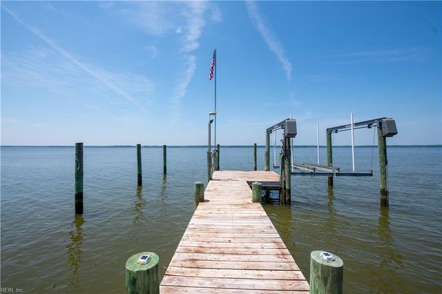 5084 Weaver LN, Gloucester, VA 23061