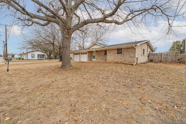 1211 W Cage Street, Stephenville, TX 76401