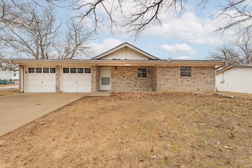 1211 W Cage Street, Stephenville, TX 76401
