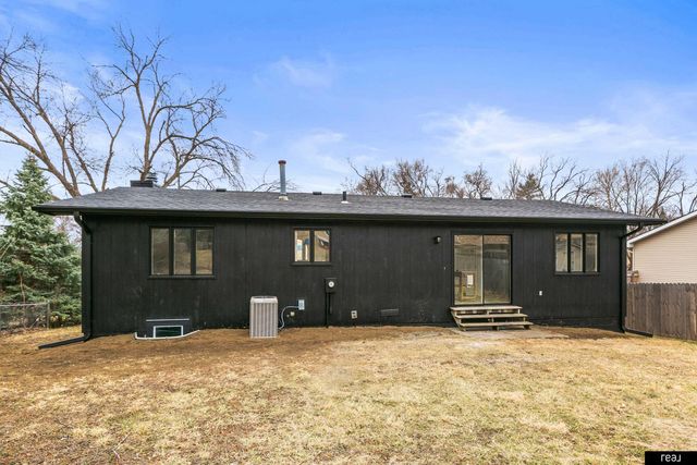 7624 Wirt Street, Omaha, NE 68134