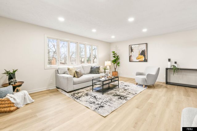 7624 Wirt Street, Omaha, NE 68134