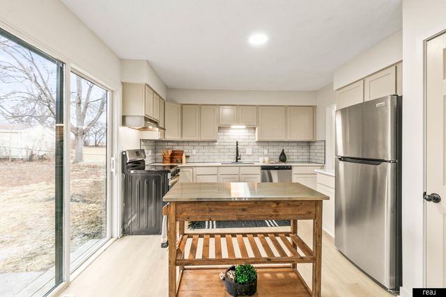 7624 Wirt Street, Omaha, NE 68134