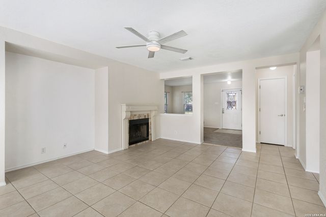 372 COPPER HILL DR, New Braunfels, TX 78130