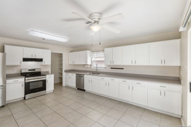 372 COPPER HILL DR, New Braunfels, TX 78130