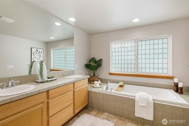 19923 10th Avenue W, Lynnwood, WA 98036