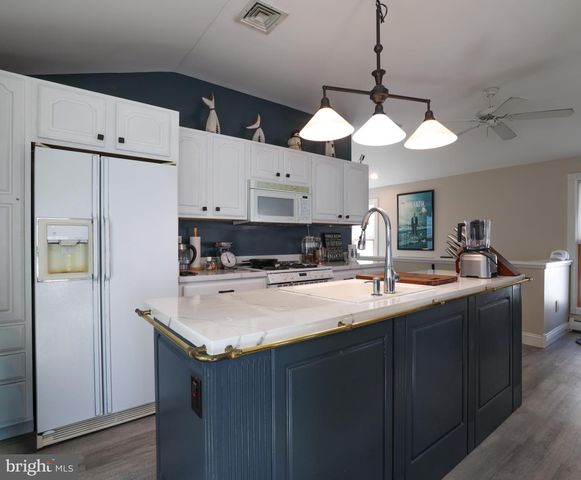 8 W CAROLINA AVE, Long Beach Township, NJ 08008