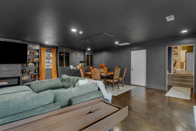 104 East Robberson Street, Willard, MO 65781