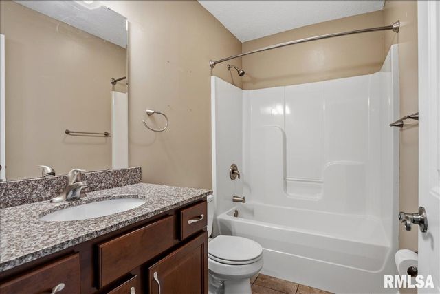 418 E SPRUCE Street, Chatham, IL 62629
