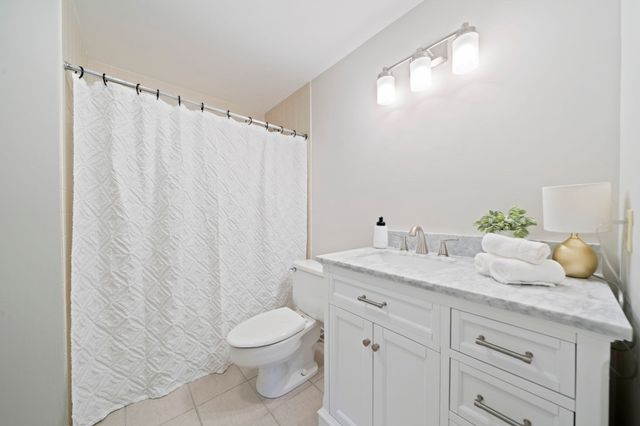 100 Parks St 27, Duxbury, MA 02332