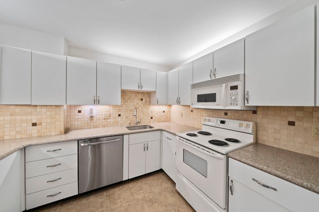 100 Parks St 27, Duxbury, MA 02332