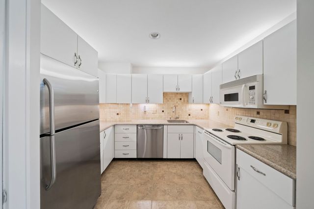 100 Parks St 27, Duxbury, MA 02332