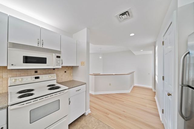 100 Parks St 27, Duxbury, MA 02332