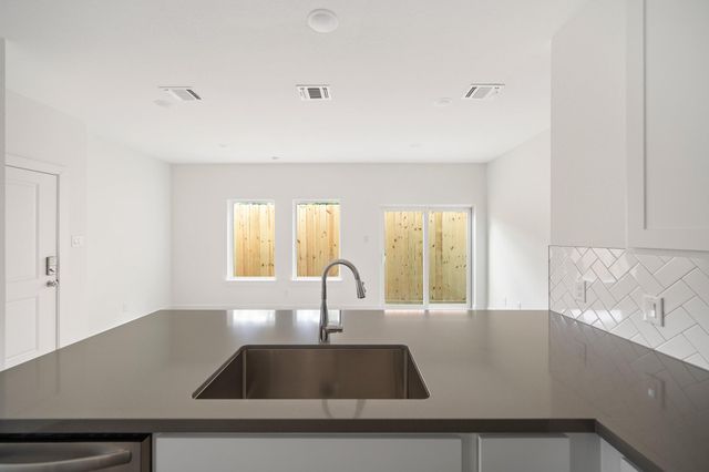 835 Paul Quinn Street B, Houston, TX 77091