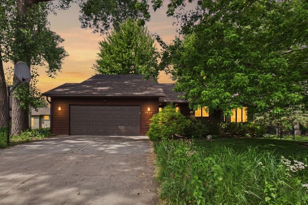3025 Thunder Bay Road, Little Canada, MN 55117