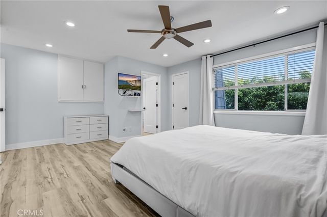 18550 Hatteras 44, Tarzana, CA 91356