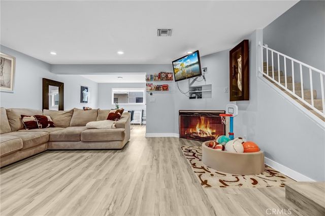 18550 Hatteras 44, Tarzana, CA 91356