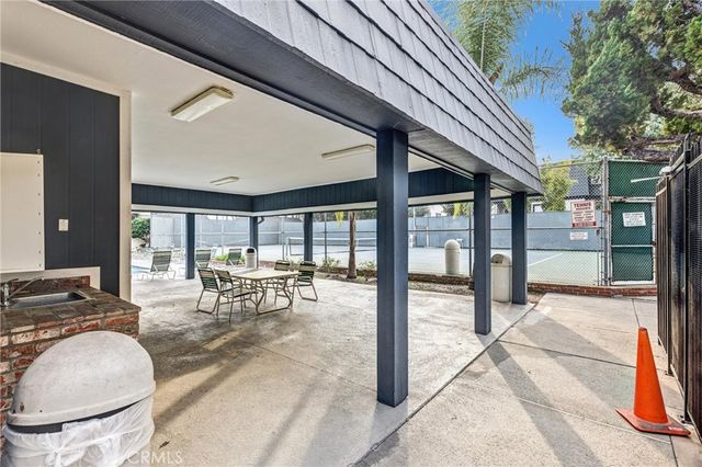 18550 Hatteras 44, Tarzana, CA 91356