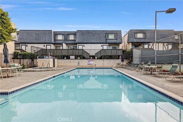 18550 Hatteras 44, Tarzana, CA 91356