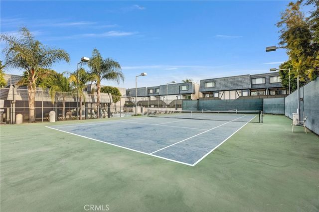 18550 Hatteras 44, Tarzana, CA 91356