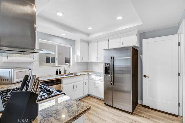 18550 Hatteras 44, Tarzana, CA 91356