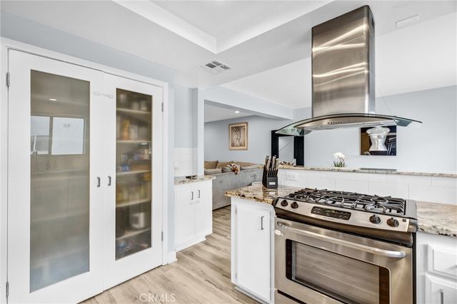 18550 Hatteras 44, Tarzana, CA 91356