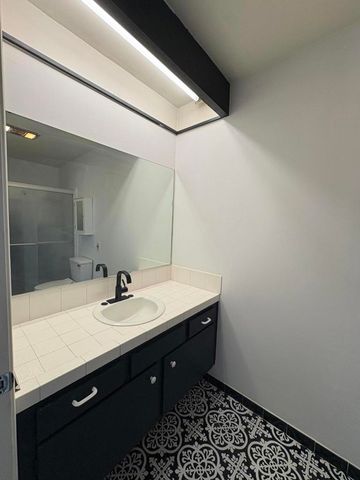 1411 N Sunrise Way 7, Palm Springs, CA 92262