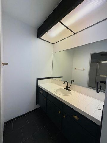 1411 N Sunrise Way 7, Palm Springs, CA 92262