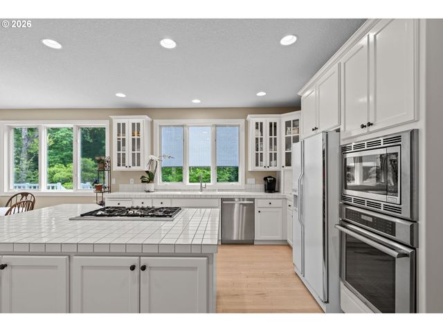 3420 BARRINGTON Dr, West Linn, OR 97068
