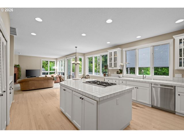 3420 BARRINGTON Dr, West Linn, OR 97068