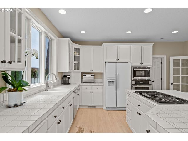 3420 BARRINGTON Dr, West Linn, OR 97068