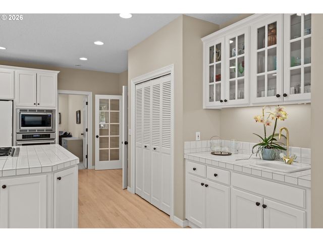 3420 BARRINGTON Dr, West Linn, OR 97068