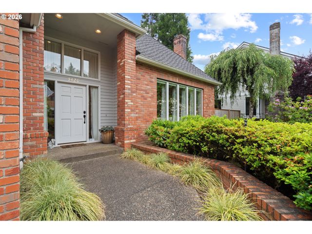 3420 BARRINGTON Dr, West Linn, OR 97068