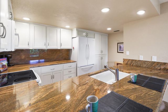 1932 University Park Dr, Sacramento, CA 95825