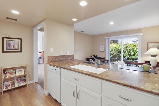 1932 University Park Dr, Sacramento, CA 95825