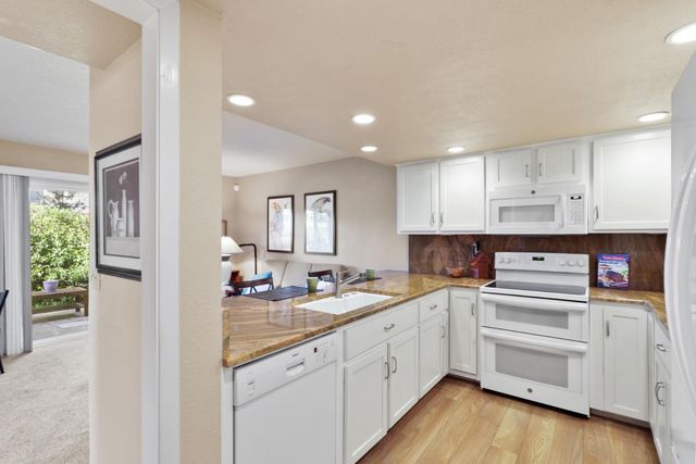 1932 University Park Dr, Sacramento, CA 95825