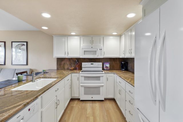 1932 University Park Dr, Sacramento, CA 95825