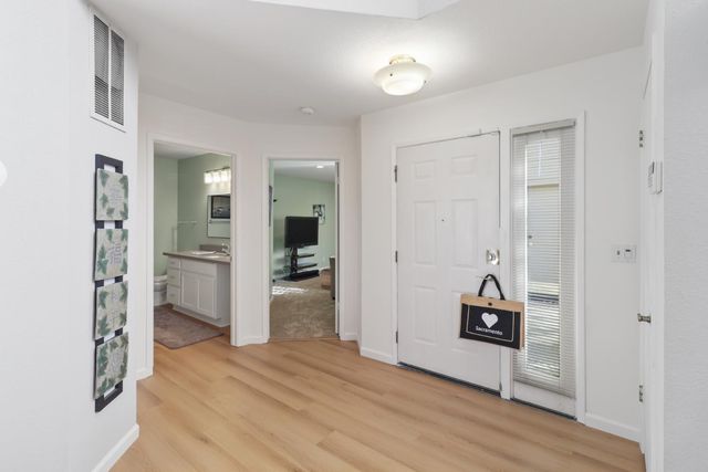 1932 University Park Dr, Sacramento, CA 95825