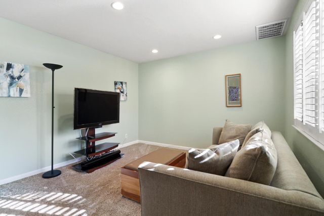 1932 University Park Dr, Sacramento, CA 95825