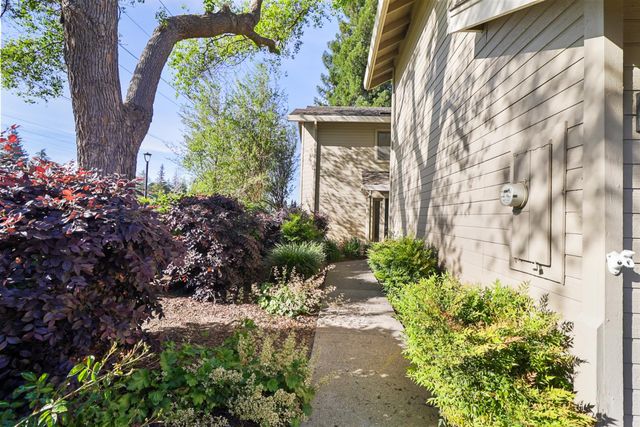 1932 University Park Dr, Sacramento, CA 95825