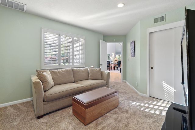 1932 University Park Dr, Sacramento, CA 95825