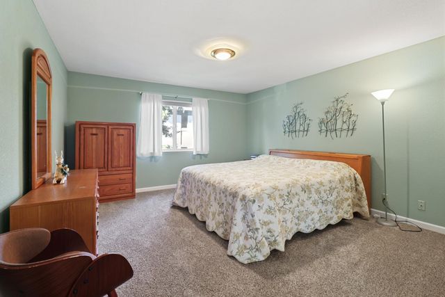 1932 University Park Dr, Sacramento, CA 95825