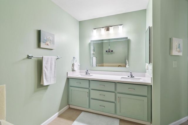 1932 University Park Dr, Sacramento, CA 95825