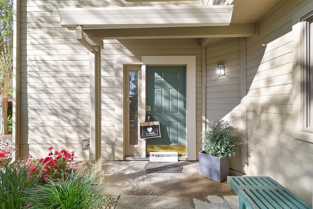 1932 University Park Dr, Sacramento, CA 95825