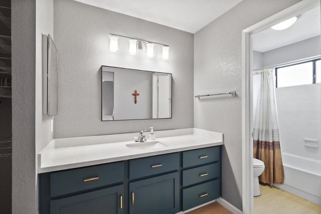 1932 University Park Dr, Sacramento, CA 95825