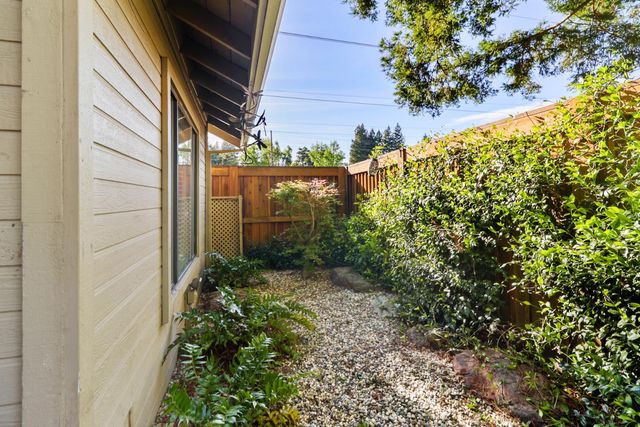 1932 University Park Dr, Sacramento, CA 95825