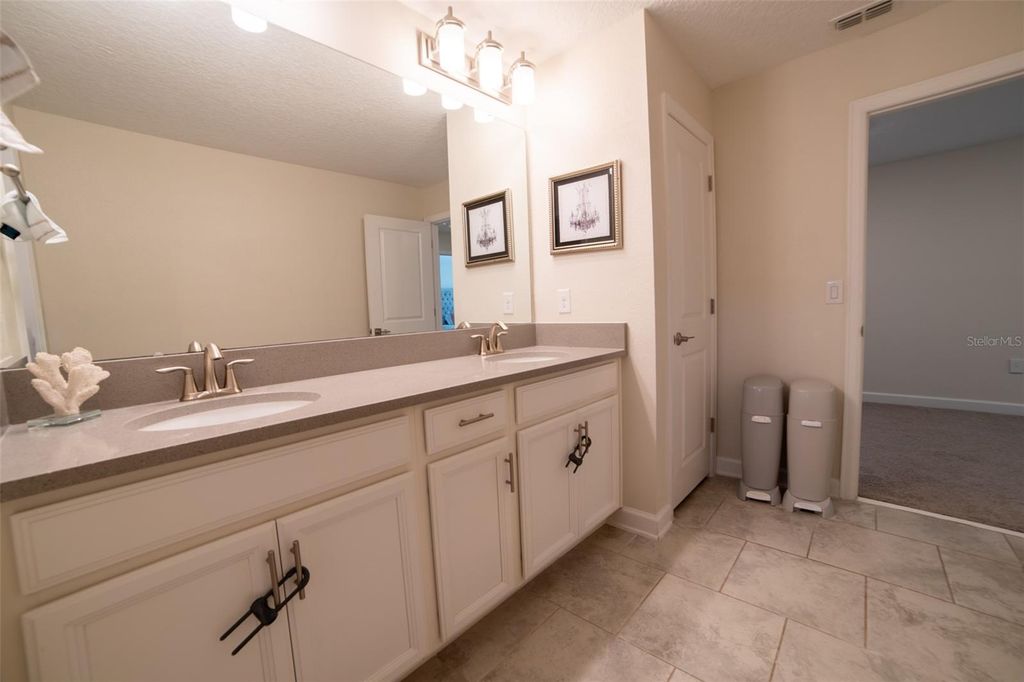 Image 33 of property listing at 11109 SWEETGUM WOODS DRIVE, Orlando, FL 32832