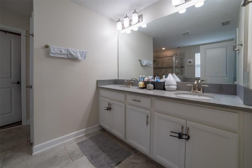 Image 37 of property listing at 11109 SWEETGUM WOODS DRIVE, Orlando, FL 32832