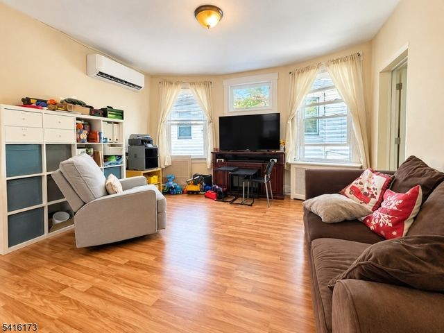 15 Caroline Ave, Clifton City, NJ 07011