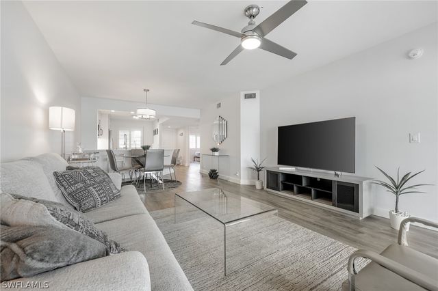 7848 Emerald CIR J101, Naples, FL 34109